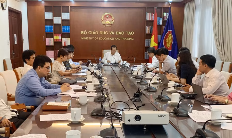 Thứ trưởng Phạm Ngọc Thưởng chủ trì cuộc họp.