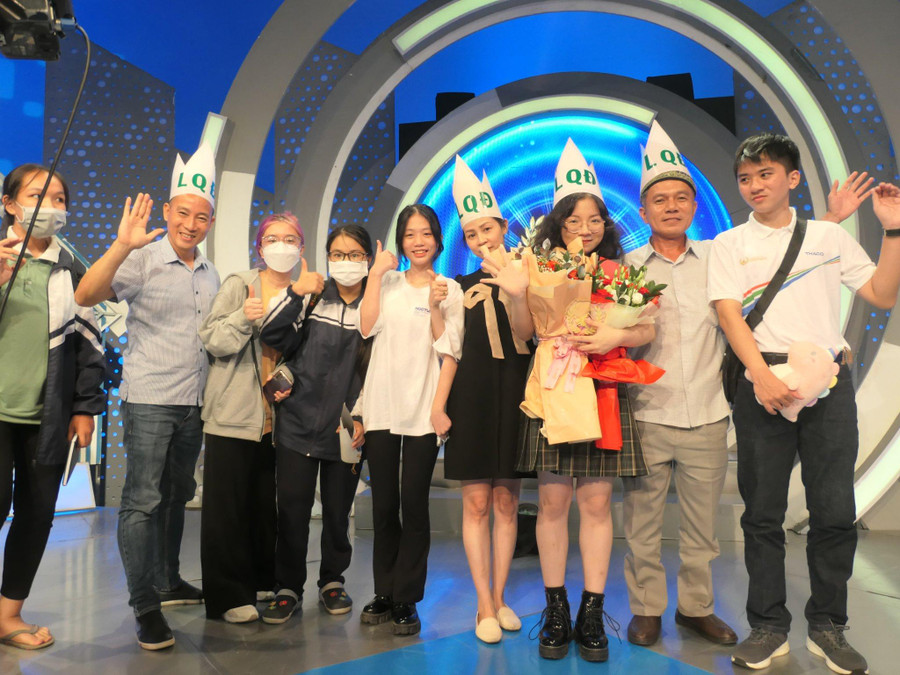 Phương Nghi nhận lời chúc mừng của thầy cô, gia đình sau chiến thắng tại cuộc thi