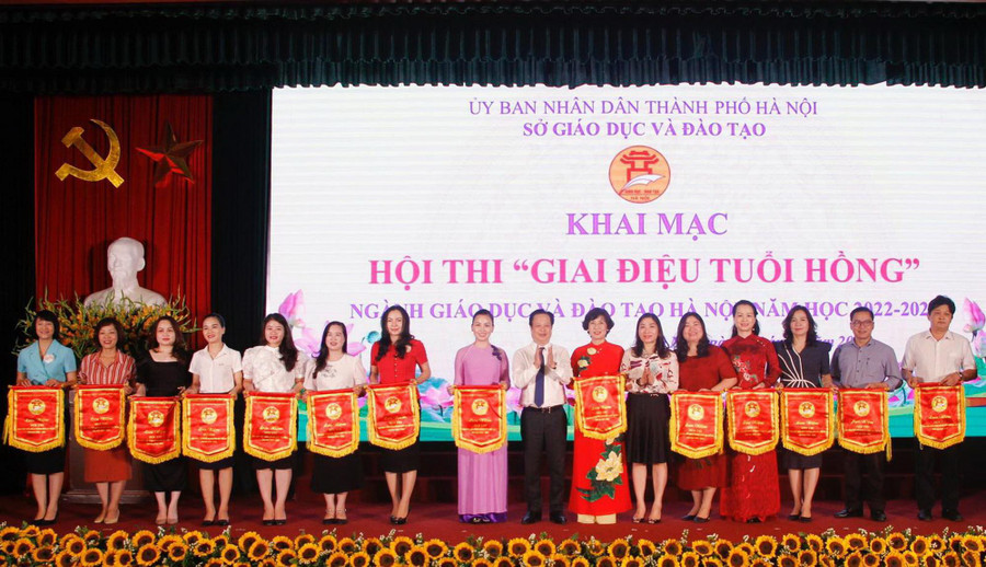 Giám đốc Sở GD&amp;ĐT Hà Nội Trần Thế Cương tặng cờ lưu niệm cho các đơn vị tham gia hội thi.