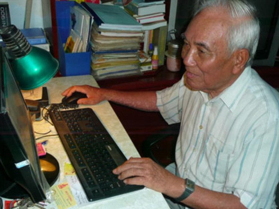Dù ở tuổi 97, cụ Xuân vẫn có thể dùng máy tính để đọc báo