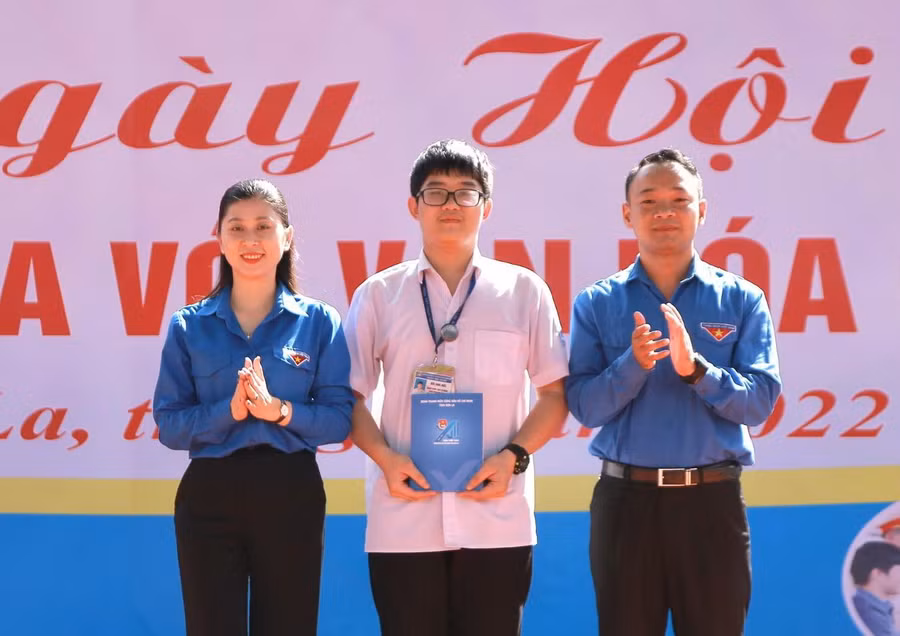 Bùi Anh Đức nhận phần thưởng từ Tỉnh đoàn Sơn La