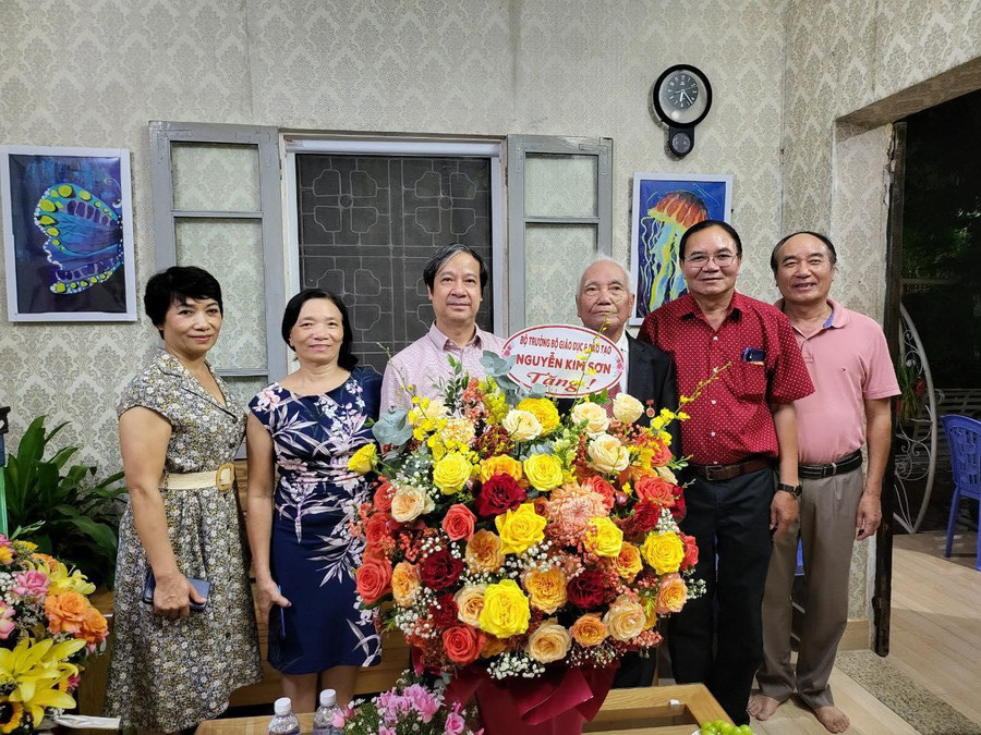 Bộ trưởng Nguyễn Kim Sơn thăm cụ Nguyễn Thìn Xuân tại nhà riêng