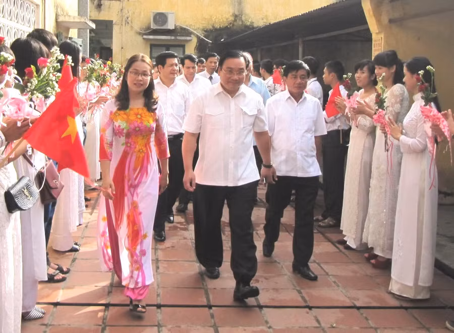 Phó Thủ tướng Hoàng Trung Hải đánh trống khai giảng năm học mới