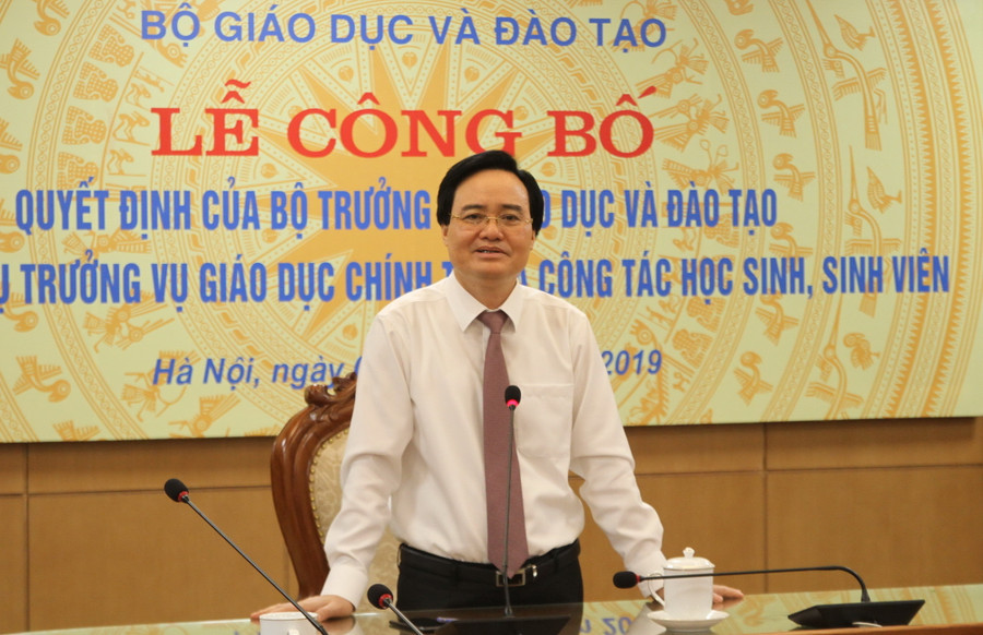 Bộ trưởng Phùng Xuân Nhạ phát biểu giao nhiệm vụ cho tân Vụ trưởng Bùi Văn Linh