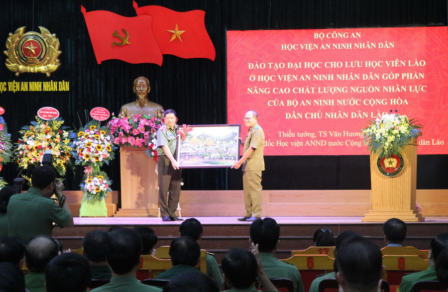 Giám đốc Học viện An ninh Lào chúc mừng Học viện An ninh Việt Nam