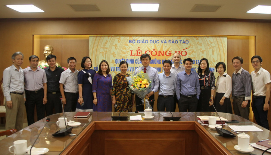 Lãnh đạo và cán bộ Vụ Giáo dục Chính trị và Công tác học sinh sinh viên tặng hoa chúc mừng tân Vụ trưởng