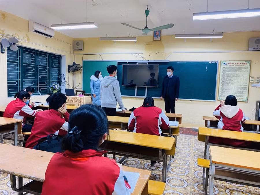 Ông Đỗ Văn Quý, Trưởng phòng GD&ĐT TP Bắc Giang kiểm tra công tác PCD tại trường học sáng 11/1.