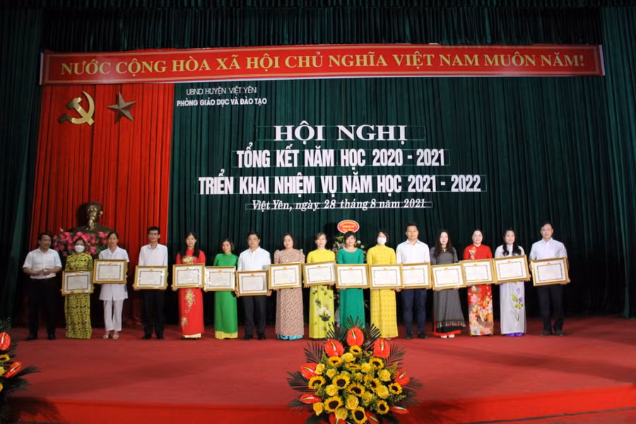 Ông Thân Văn Thuần- Phó Chủ tịch UBND huyện Việt Yên trao thưởng cho CB, GV ngành Giáo dục Việt Yên.