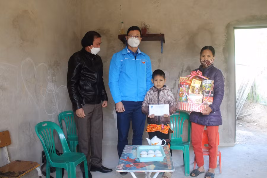 Tỉnh đoàn Bắc Giang đến thăm và trao quà cho học sinh có gia cảnh khó khăn.