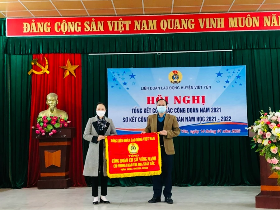 Phó Chủ tịch LĐLĐ tỉnh Bắc Giang trao cờ Tổng LĐLĐ Việt Nam cho Công đoàn Phòng GDĐT Việt Yên.