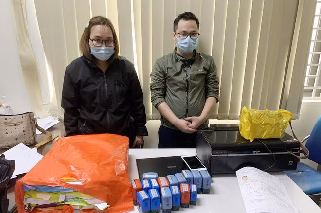  Nhữ Anh Hoàng và Nguyễn Thị Hà tại cơ quan công an.