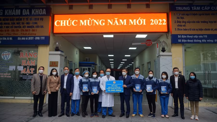 Đoàn công tác của Liên đoàn Lao động TP Hà Nội tặng quà, thăm hỏi y bác sỹ tại Trung tâm cấp cứu 115.