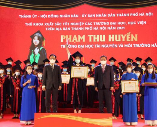 Thủ khoa Phạm Thu Huyền nhận bằng khen trong buổi lễ vinh danh tại Văn Miếu Quốc Tử Giám năm 2021.