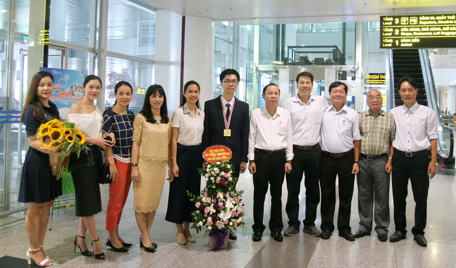 Các thầy cô Trường Quốc học Huế đón Hưng tại sân bay Nội Bài Các thầy cô Trường Quốc học Huế đón Hưng tại sân bay Nội Bài