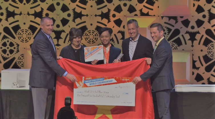 Bùi Mạnh Tú nhận huy chương duy nhất của đội tuyển Bùi Mạnh Tú nhận huy chương duy nhất của đội tuyển