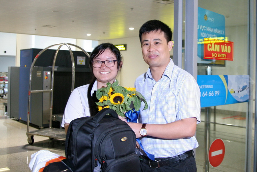 Ông Sái Công Hồng- Phó Cục trưởng Cục Quản lý chất lượng (Bộ GD&ĐT) tặng hoa chúc mừng Thảo trong ngày chiến thắng trở về Ông Sái Công Hồng- Phó Cục trưởng Cục Quản lý chất lượng (Bộ GD&ĐT) tặng hoa chúc mừng Thảo trong ngày chiến thắng trở về