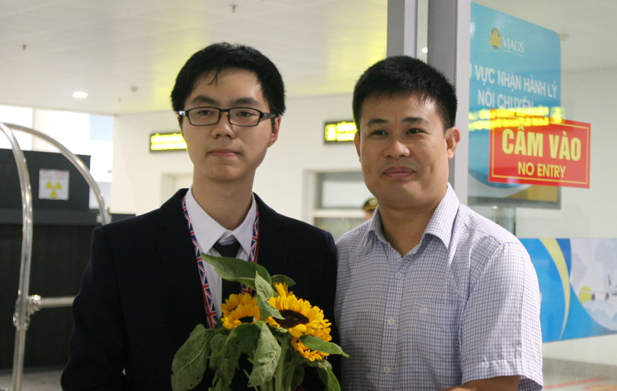 Ông Sái Công Hồng- Phó Cục trưởng Cục Quản lý chất lượng (Bộ GD&ĐT) tặng hoa chúc mừng thành tích của Trương Đông Hưng Ông Sái Công Hồng- Phó Cục trưởng Cục Quản lý chất lượng (Bộ GD&ĐT) tặng hoa chúc mừng thành tích của Trương Đông Hưng