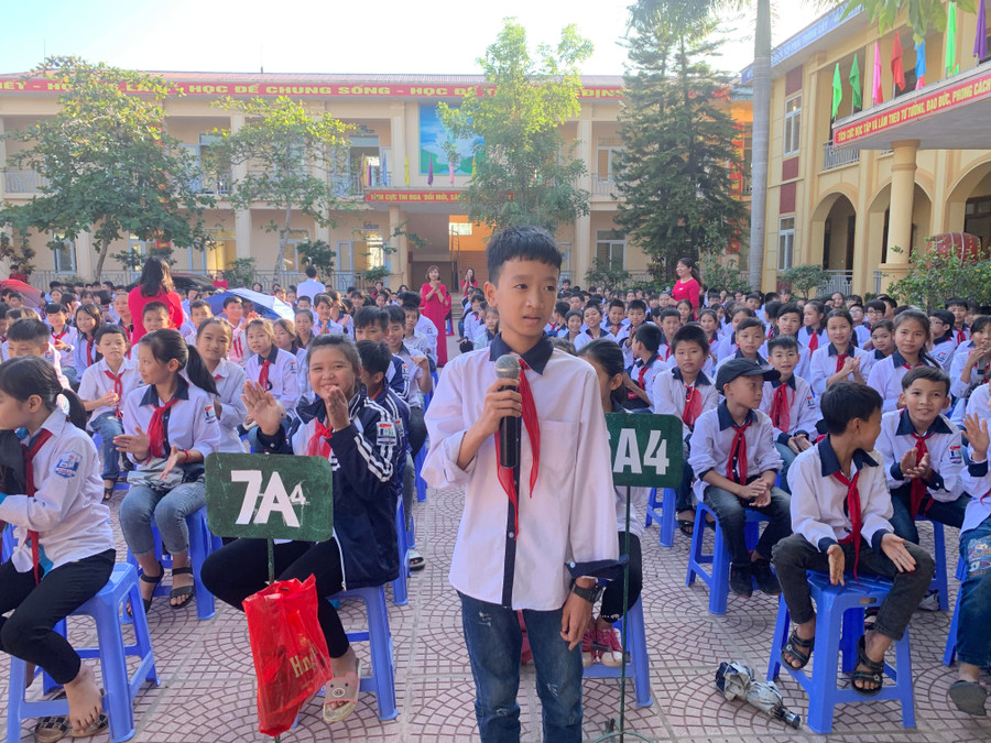 Học sinh trường THCS Phú Lộc hào hứng trả lời các câu hỏi về Bác Hồ Học sinh trường THCS Phú Lộc hào hứng trả lời các câu hỏi về Bác Hồ