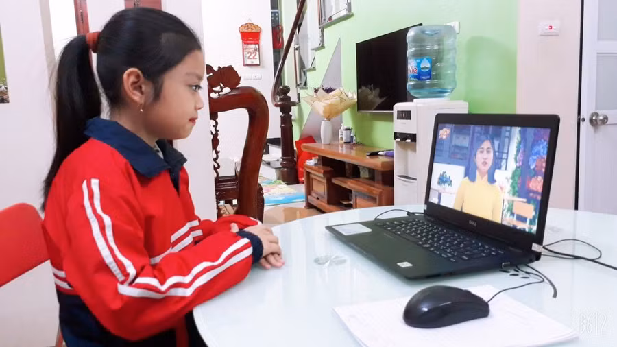 Học sinh từ lớp 1 đến lớp 6 tại Hà Nội tiếp tục học trực tuyến.