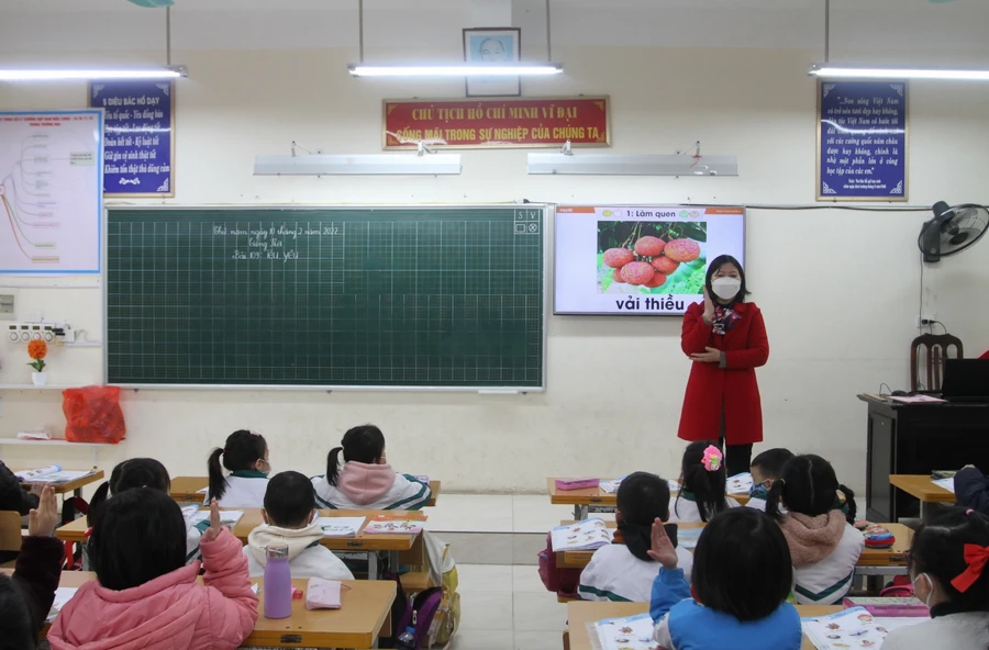 Học sinh tiểu học tại các trường ngoại thành đã đi học trở lại từ ngày 10/2/2022