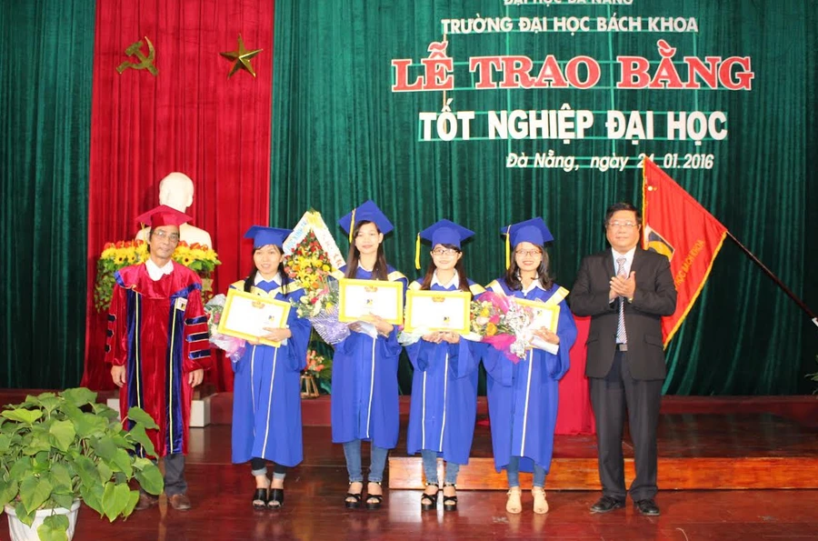 Đại diện Ban Giám đốc ĐH Đà Nẵng và BGH nhà trường trao thưởng cho những SV hoàn thành xuất sắc khóa học