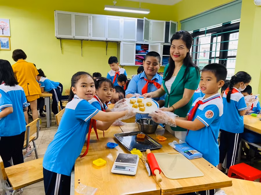 Cô Vũ Thị Thu Hương cùng học sinh tại buổi trải nghiệm làm bánh.