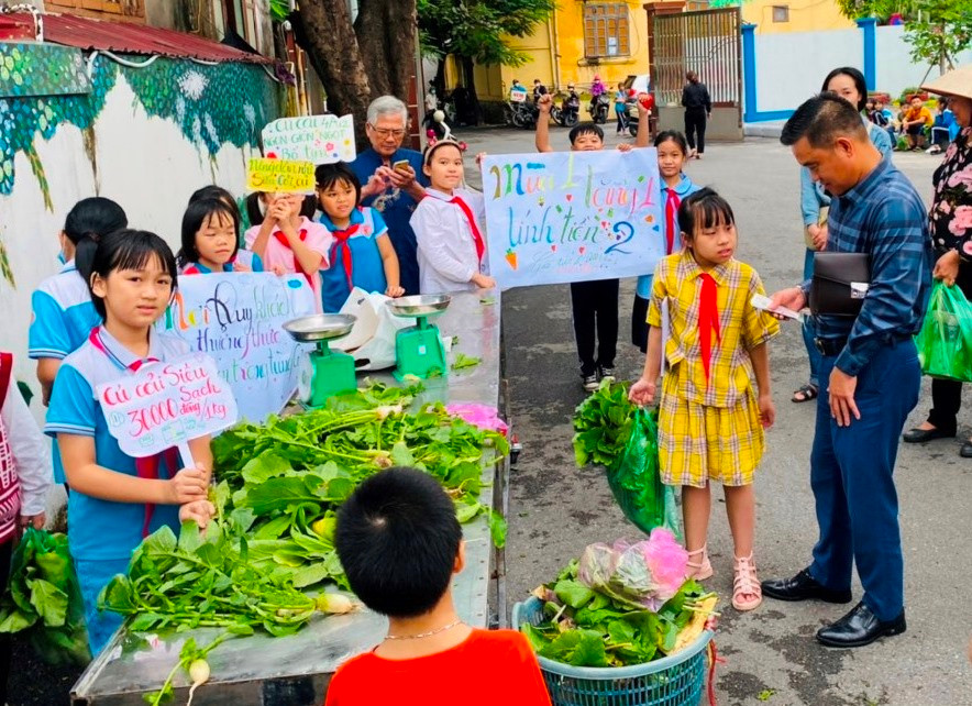 Học sinh trải nghiệm bán hàng. Học sinh trải nghiệm bán hàng.