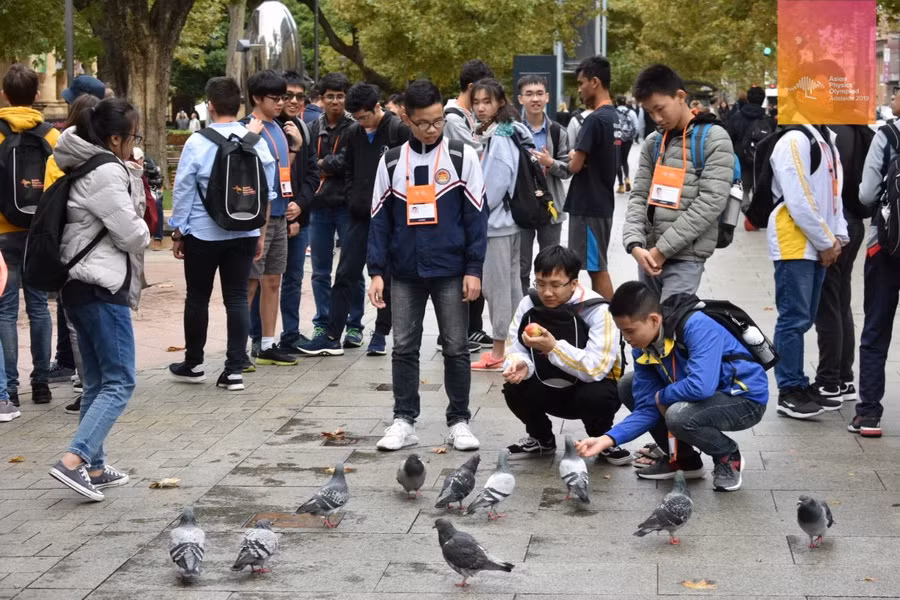 Đội tuyển giao lưu cùng các học sinh quốc tế