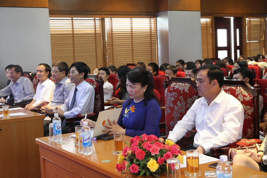 Các đại biểu dự buổi lễ