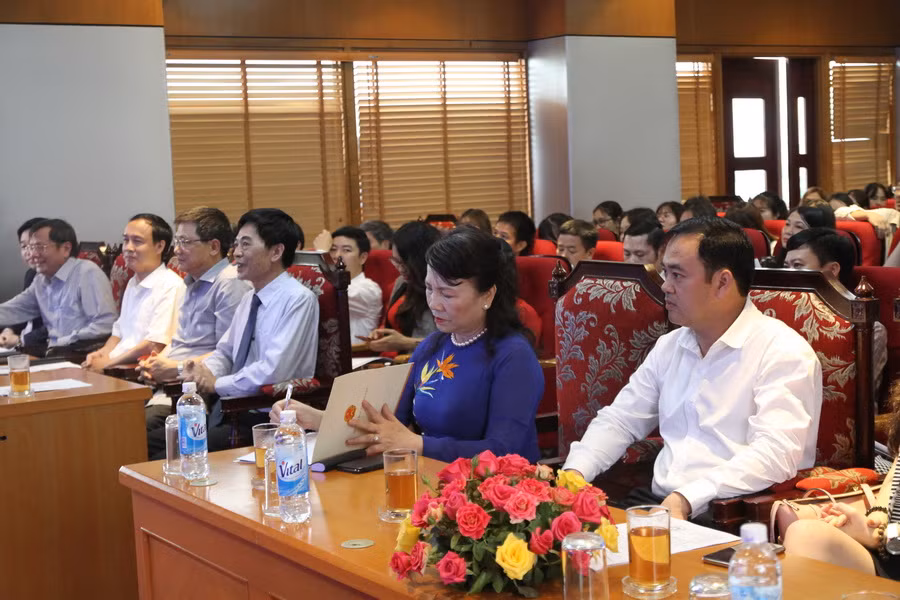 Các đại biểu dự buổi lễ Các đại biểu dự buổi lễ