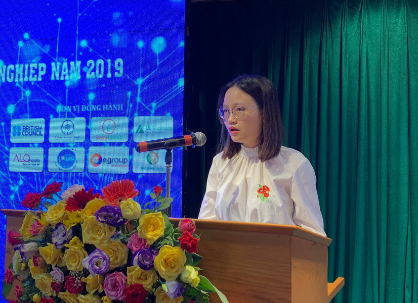 Sinh viên Nguyễn Ngọc Lan đại diện cho đội đoạt giải tại cuộc thi 2018 phát biểu