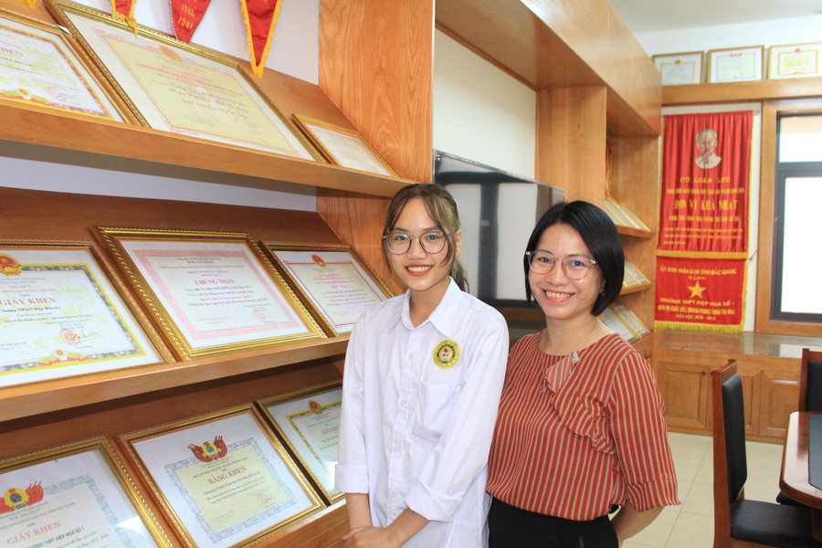 Theo cô Nguyễn Thị Vân (bên phải) muốn học tốt Ngữ văn trước hết hứng thú với môn học... Theo cô Nguyễn Thị Vân (bên phải) muốn học tốt Ngữ văn trước hết hứng thú với môn học...