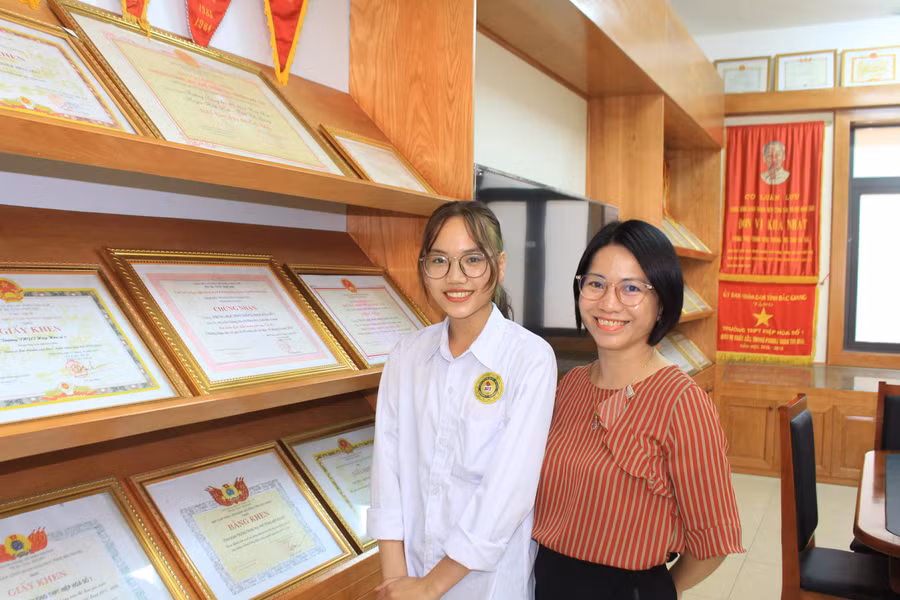 Theo cô Nguyễn Thị Vân (bên phải) muốn học tốt Ngữ văn trước hết hứng thú với môn học...