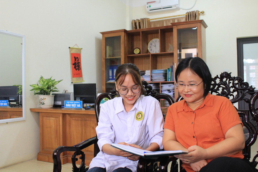 Cô Đào Việt Hà - Phó Hiệu trưởng trường THPT Hiệp Hòa số 1 chia sẻ với học trò trước ngưỡng cửa đại học. Cô Đào Việt Hà - Phó Hiệu trưởng trường THPT Hiệp Hòa số 1 chia sẻ với học trò trước ngưỡng cửa đại học.
