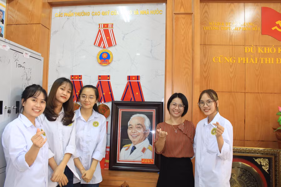 ...yêu Ngữ văn sẽ giúp bạn cảm thấy yêu cuộc sống này hơn và một khi đã yêu văn, học giỏi văn sẽ không còn chỉ dừng lại ở mơ ước nữa.