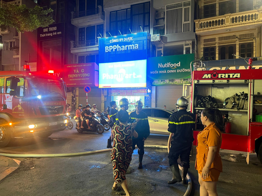 Lực lượng chức năng triển khai đường ống nước chữa cháy trong ngõ nhỏ.