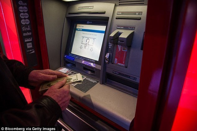 Máy ATM nhả tiền ào ạt do hacker tấn công