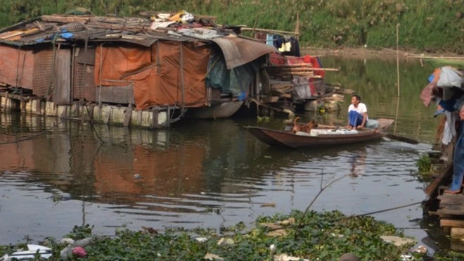 Những ngôi nhà phao nổi ven sông Hồng