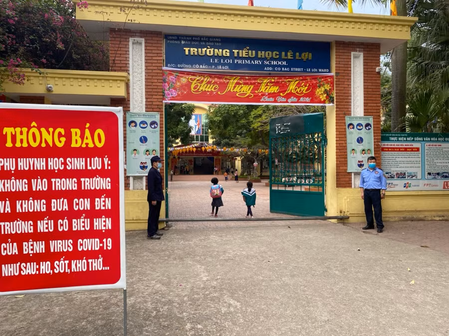 Học sinh trường TH Lê Lợi được hướng dẫn phòng dịch ngay từ cổng trường.