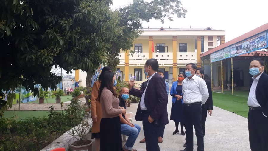 Ông Nguyễn Văn Thêm – Phó Giám đốc Sở GD&amp;ĐT (áo sẫm) và ông Phạm Văn Nghị - Phó Chủ tịch UBND huyện Hiệp Hòa (áo trắng) kiểm tra tại Trường Mầm non Bắc Lý.