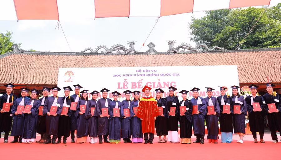 Giám đốc Học viện Hành chính Quốc gia Nguyễn Bá Chiến trao bằng tốt nghiệp tới các Tân Thạc sĩ.