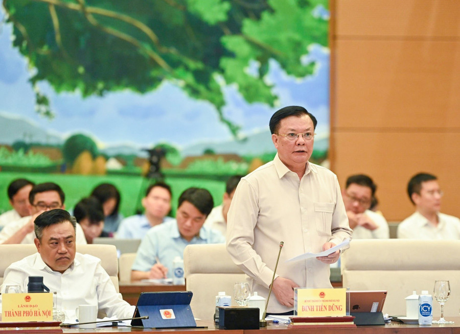 Bí thư Thành ủy Hà Nội Đinh Tiến Dũng phát biểu tại phiên họp.