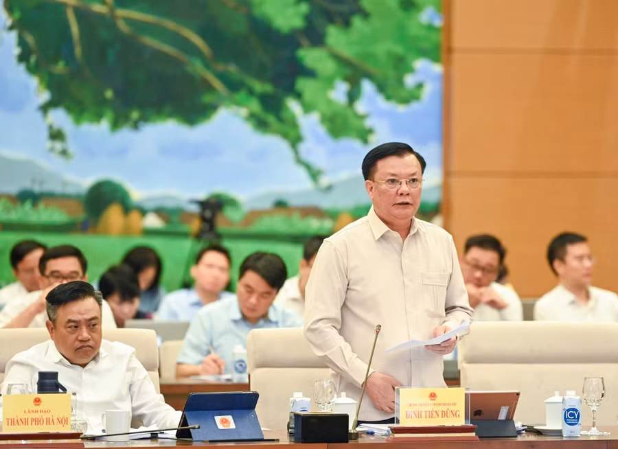 Bí thư Thành ủy Hà Nội Đinh Tiến Dũng phát biểu tại phiên họp.