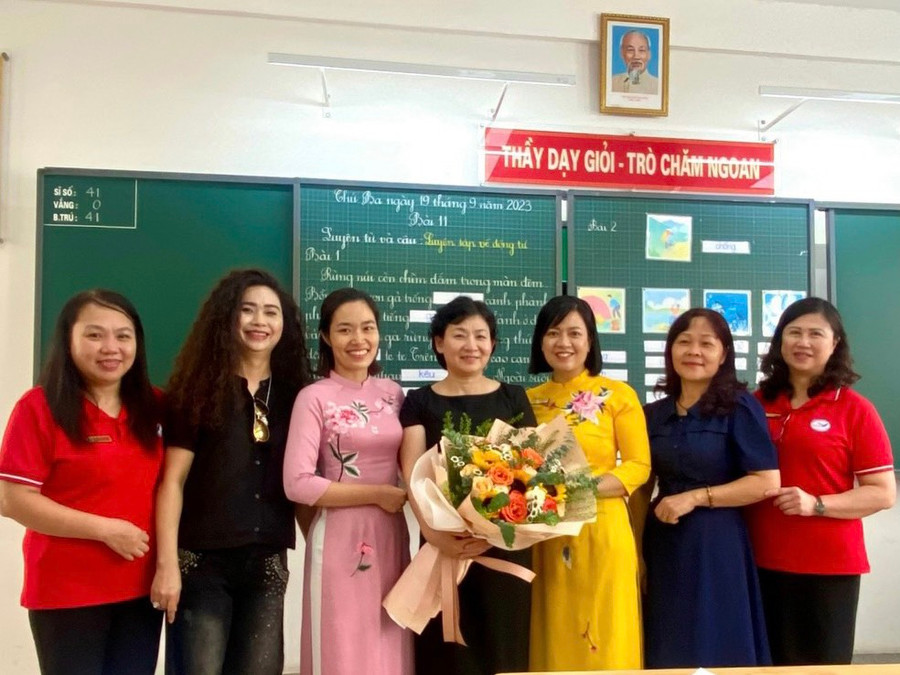 Giáo viên quận Ba Đình tặng hoa PGS.TS Trần Thị Hiền Lương tham gia bồi dưỡng Chương trình GDPT 2018.