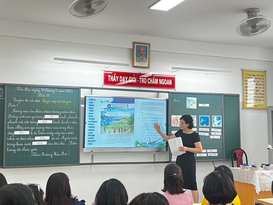 PGS.TS Trần Thị Hiền Lương - chủ biên sách giáo khoa Tiếng Việt lớp 4 tham gia bồi dưỡng cho giáo viên quận Ba Đình.