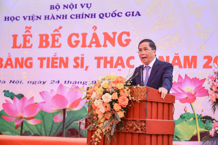 PGS.TS Triệu Văn Cường, Thứ trưởng Bộ Nội vụ đại diện Bộ Nội vụ gửi lời chúc mừng Học viện và các tân Tiến sĩ, Thạc sĩ.