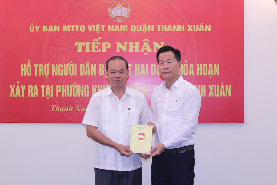 Đại diện quận Ba Đình trao quà của Hội Đông y quận Ba Đình gửi tới gia đình nạn nhân vụ hỏa hoạn. Đại diện quận Ba Đình trao quà của Hội Đông y quận Ba Đình gửi tới gia đình nạn nhân vụ hỏa hoạn.