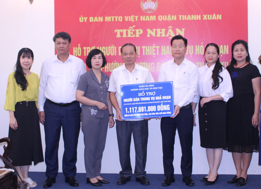 Đây là lần thứ 2, đại diện quận Ba Đình trao ủng hộ gửi đến gia đình nạn nhân vụ hỏa hoạn.