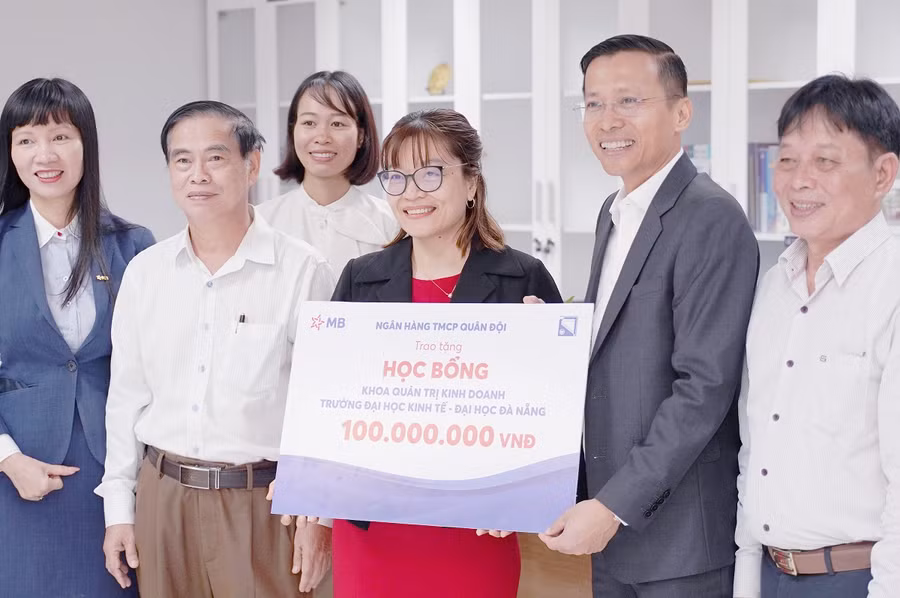 MB trao học bổng đến Trường Đại học Kinh tế - Đại học Đà Nẵng.
