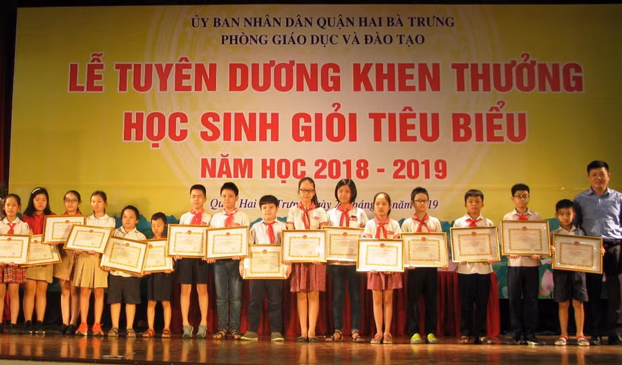 Ngành GD-ĐT quận Hai Bà Trưng khen thưởng học sinh giỏi tiêu biểu